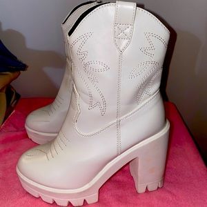 Whit cowgirl platform boots